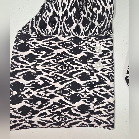 Chico's Monochrome Geometric Button-Down Shirt No Iron Stretch Ikat Size 2 (L) - Picture 3 of 7